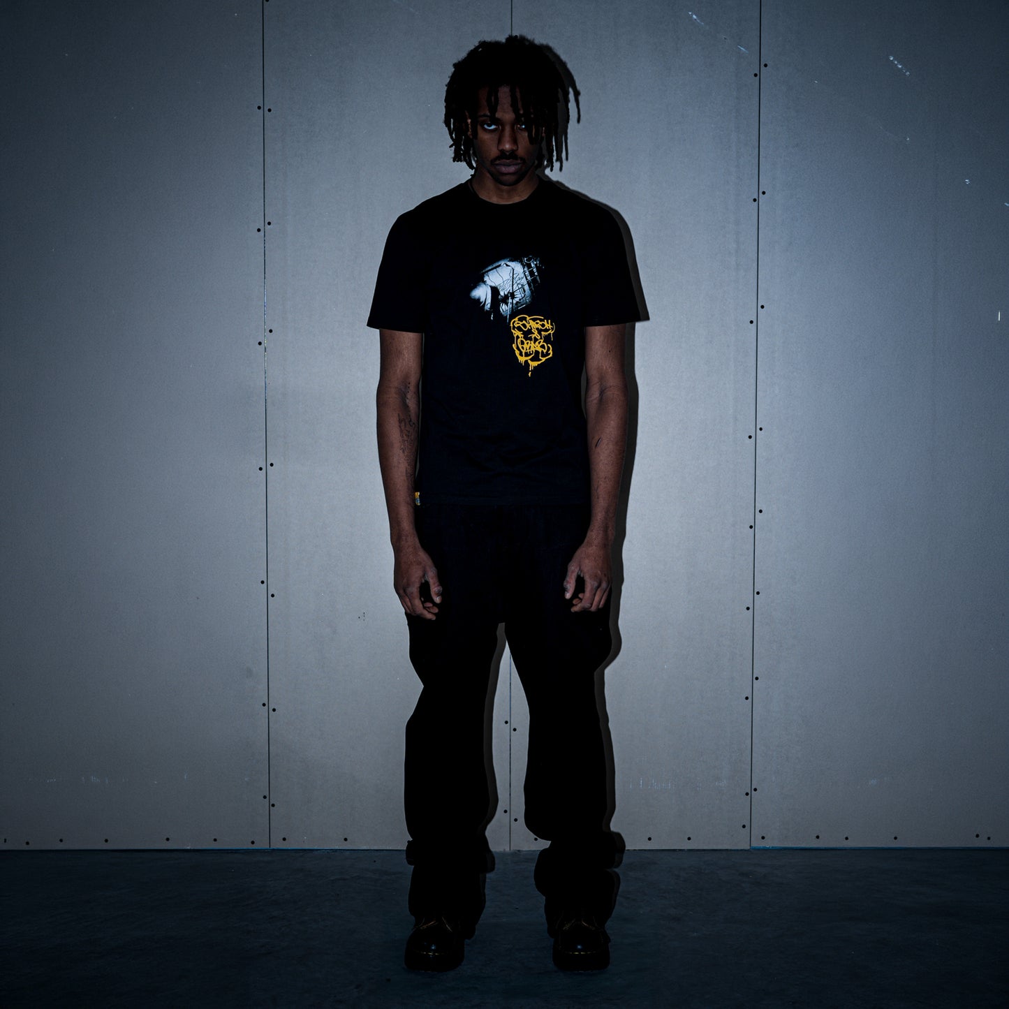 Black graphic tee with graffiti tag print on model – Reflejos Smash & Grab
