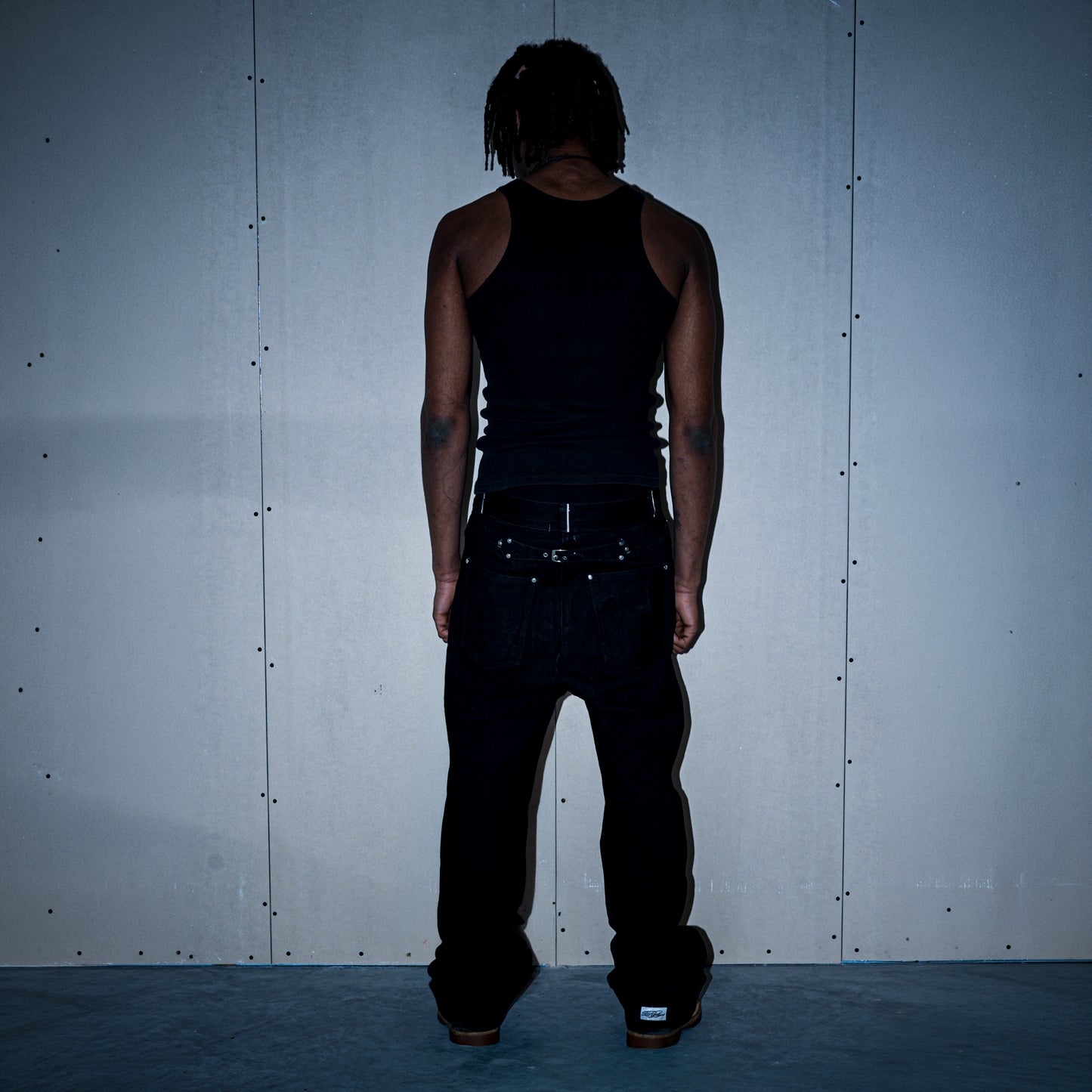 Black 1/1 flared fit selvedge denim jeans on model, back view – Reflejos Smash & Grab