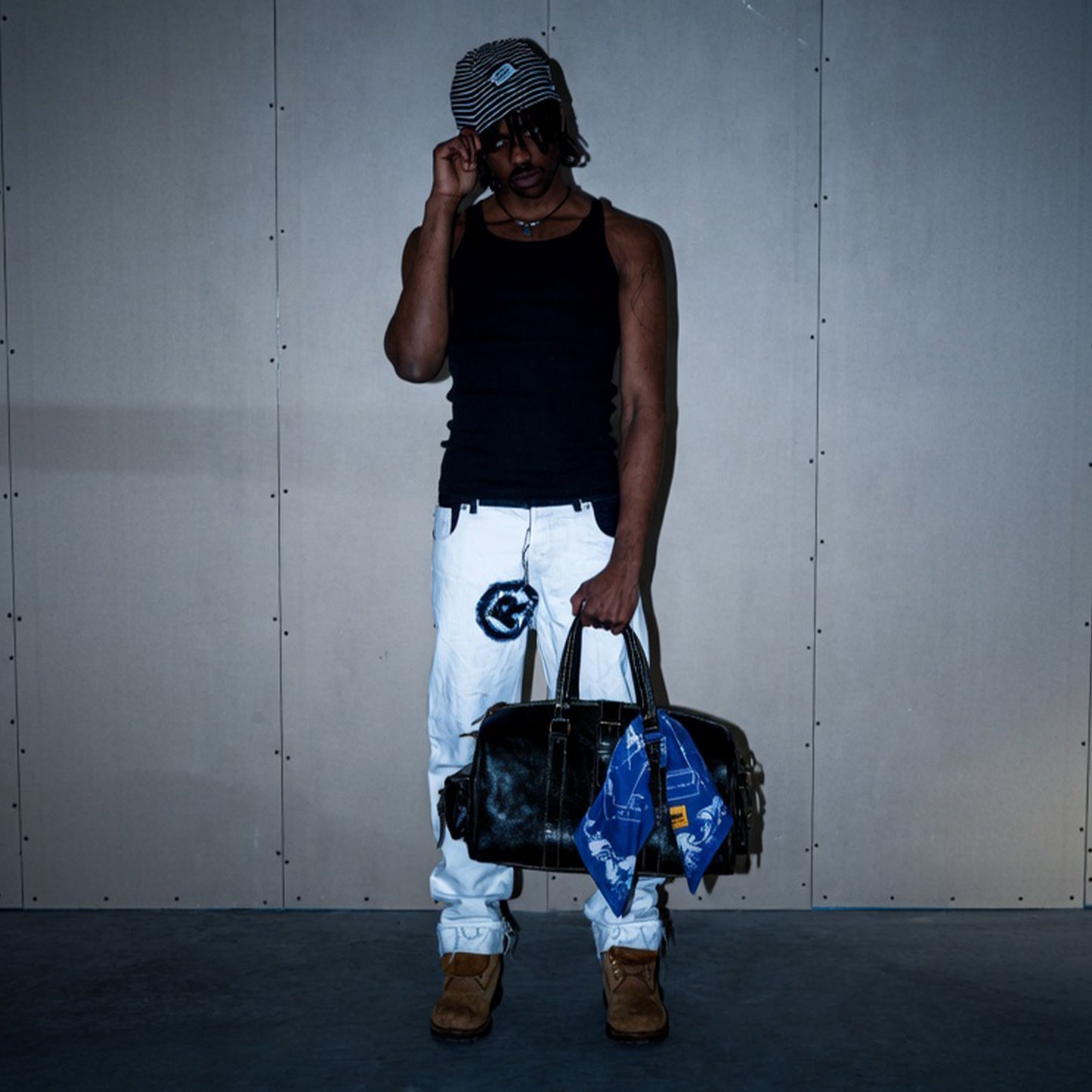 Black handmade cowhide leather bag worn on model – Reflejos Smash & Grab