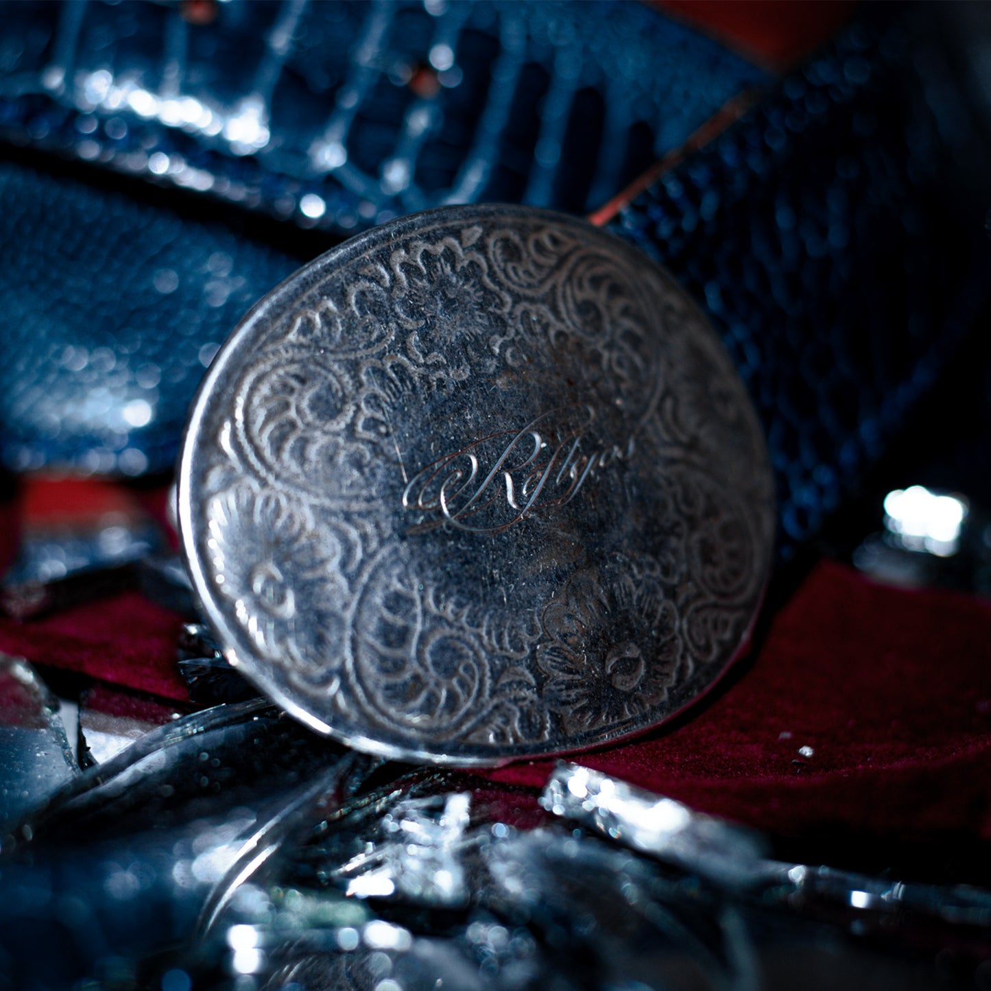 Stainless steel hand-engraved buckle detail – Reflejos Berlioz Smash & Grab