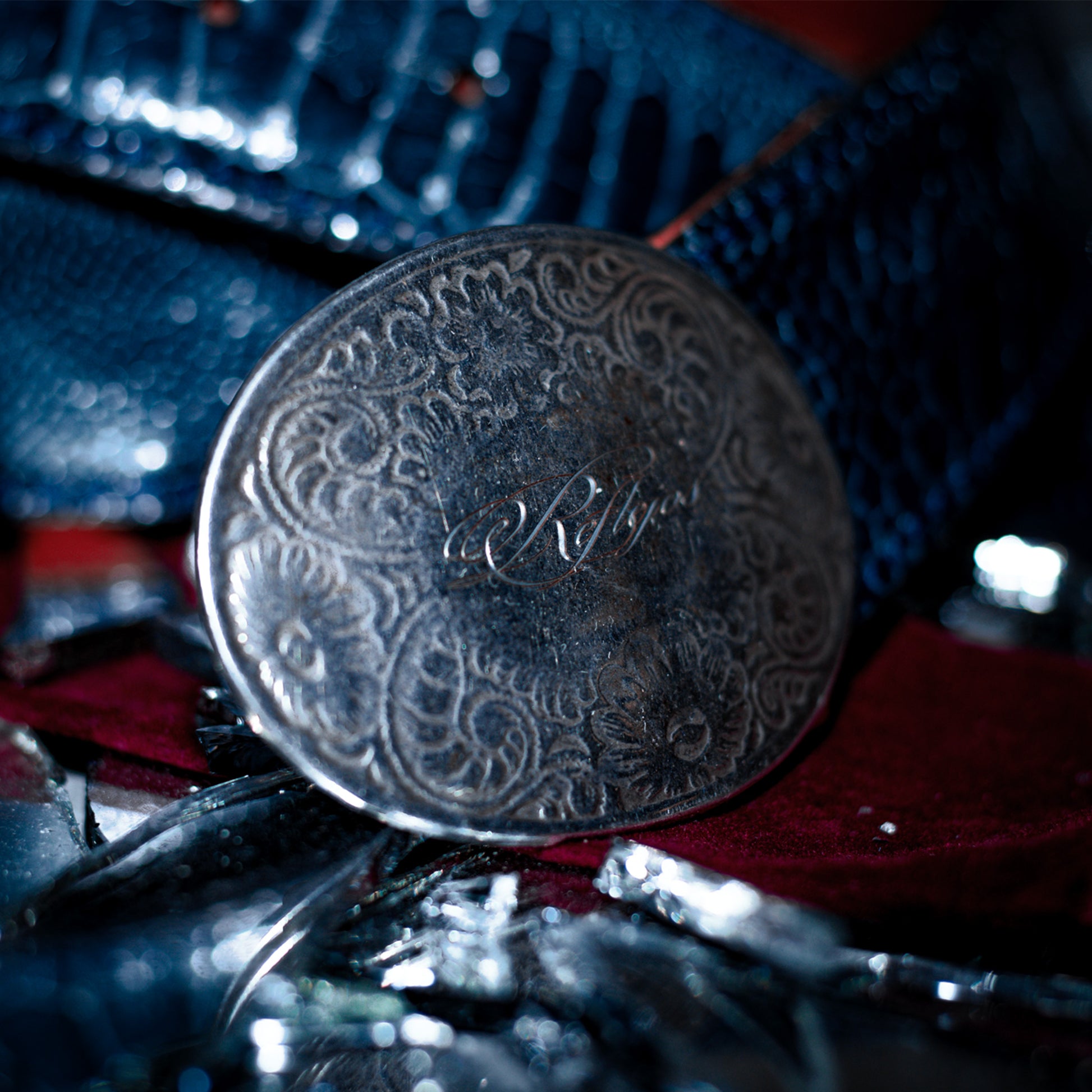 Stainless steel hand-engraved buckle detail – Reflejos Berlioz Smash & Grab