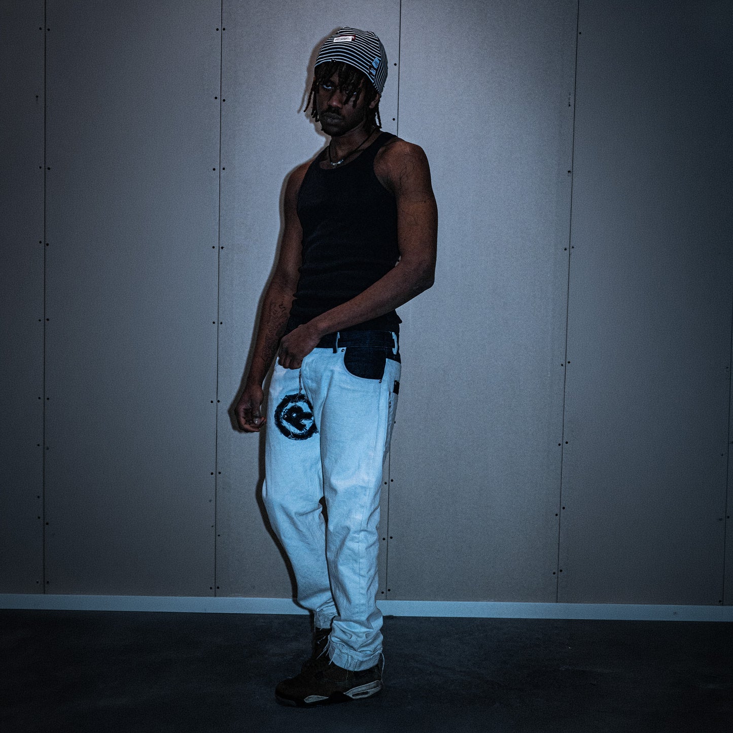 White 1/1 regular fit selvedge denim jeans on model, front view – Reflejos Smash & Grab